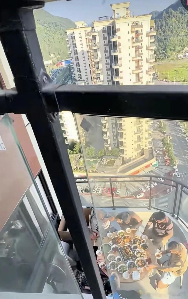 高层四代宅，不要买啦！因为设计规范的问题，要想露台送的大，必须和套内面积大小挂钩