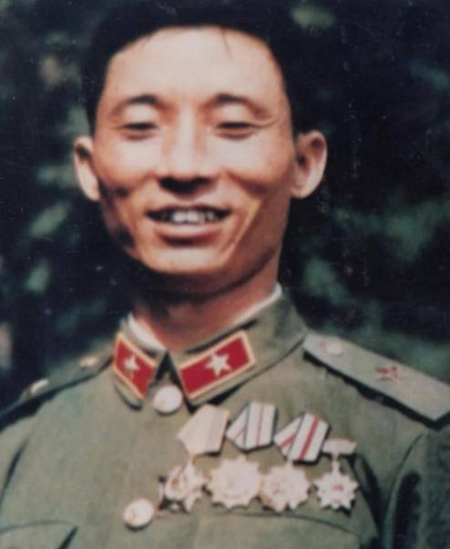 1978年，26岁的副连长刘保健回家探亲，父母催婚催得急，他硬着头皮相亲，没想到