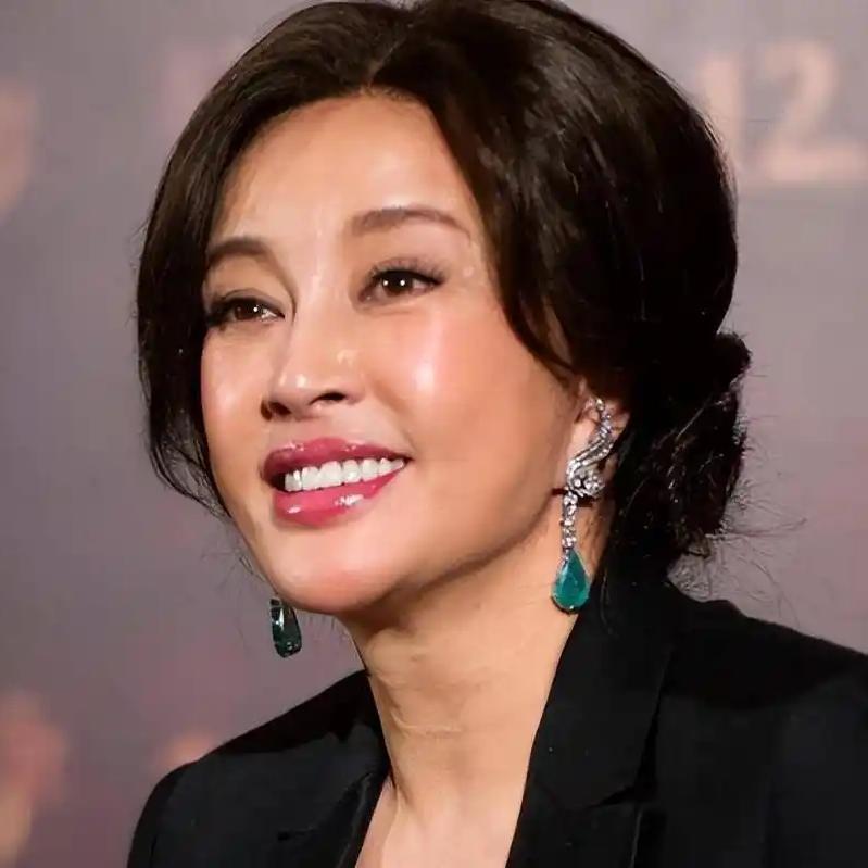 当年有人请刘晓庆去演阮玲玉，她说这个角色不适合自己，我们之间的差距非常大。

我