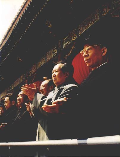 在天安门城楼上。右起:刘少奇、毛泽东、彭真、朱德、周恩来、彭德怀。(1956年5
