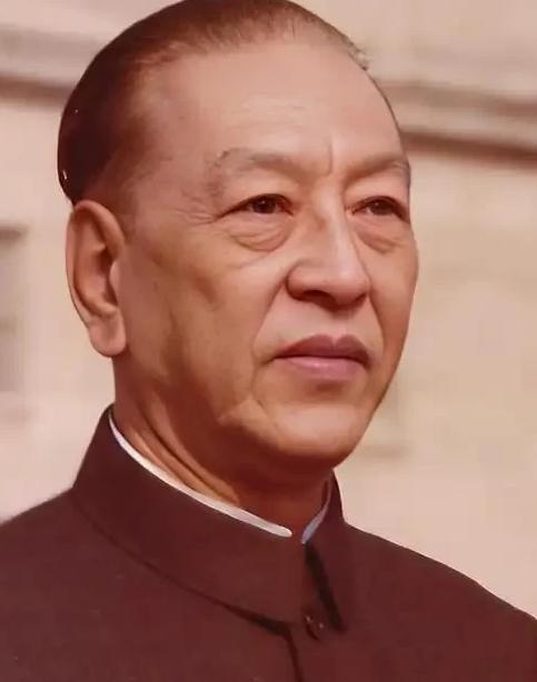 1963年，刚从巴基斯坦紧急返回的耿彪大使一踏出飞机，便向中央政府提出了一个令人