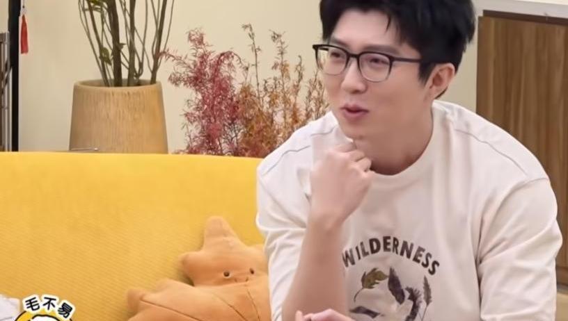 叫你“阿姨”，不是真把你叫老了，是没把你当自己人。
20多岁的小年轻，嘴上喊着“