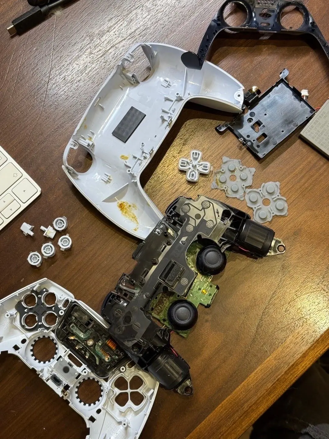 想玩一下大半个月没开机的黑猴，结果发现手柄被尿了……