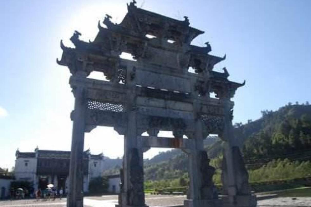 黄山南麓，藏着一方水墨仙境——西递 。古村如船，静泊于青山环抱间，两条清泉穿村蜿