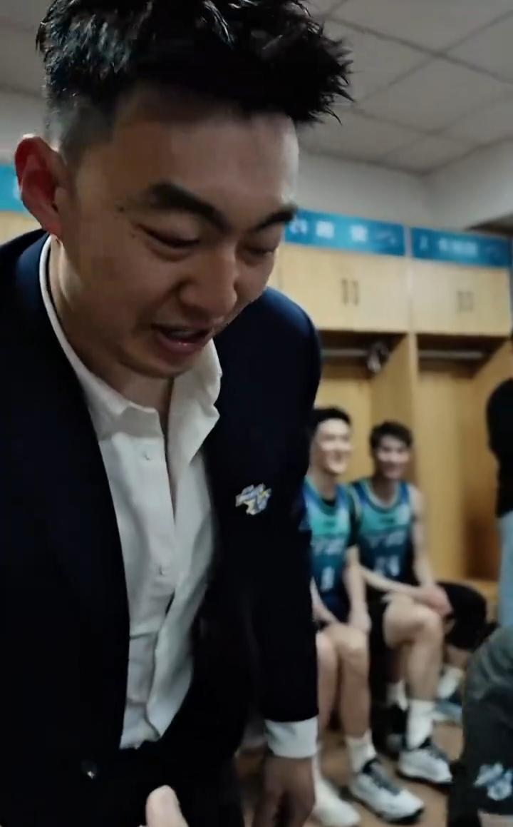 昨天晚上，宁波男篮主场战胜吉林男篮，提前一轮锁定季后赛席位后，全队进行了泼水狂欢