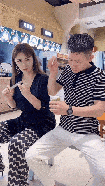 愣着干嘛？
还不揍他？