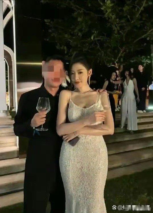 张天爱和素人合影，这跨也太好看了 ​​​