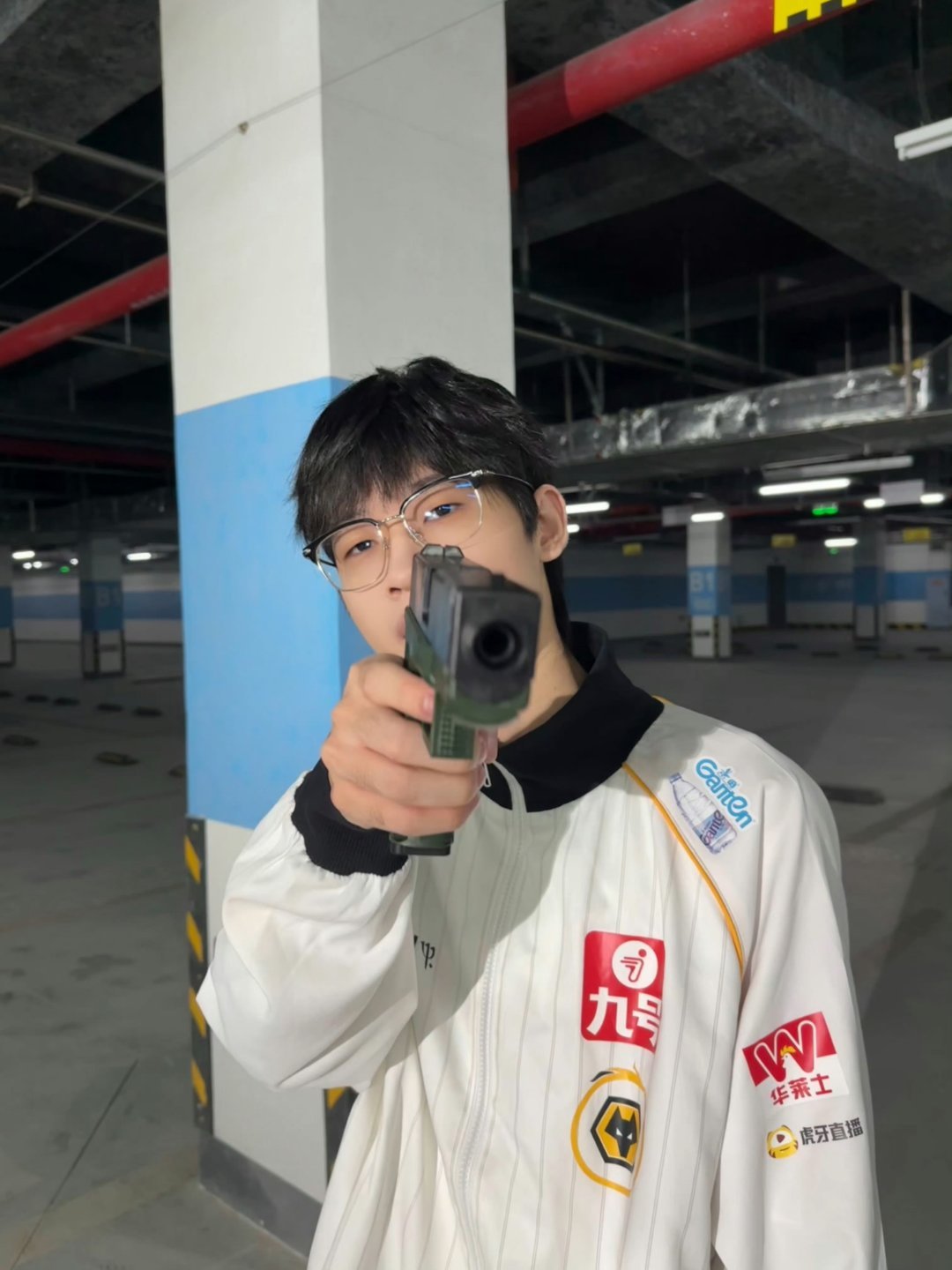 这头发谁搞的你出来我找你有点事 