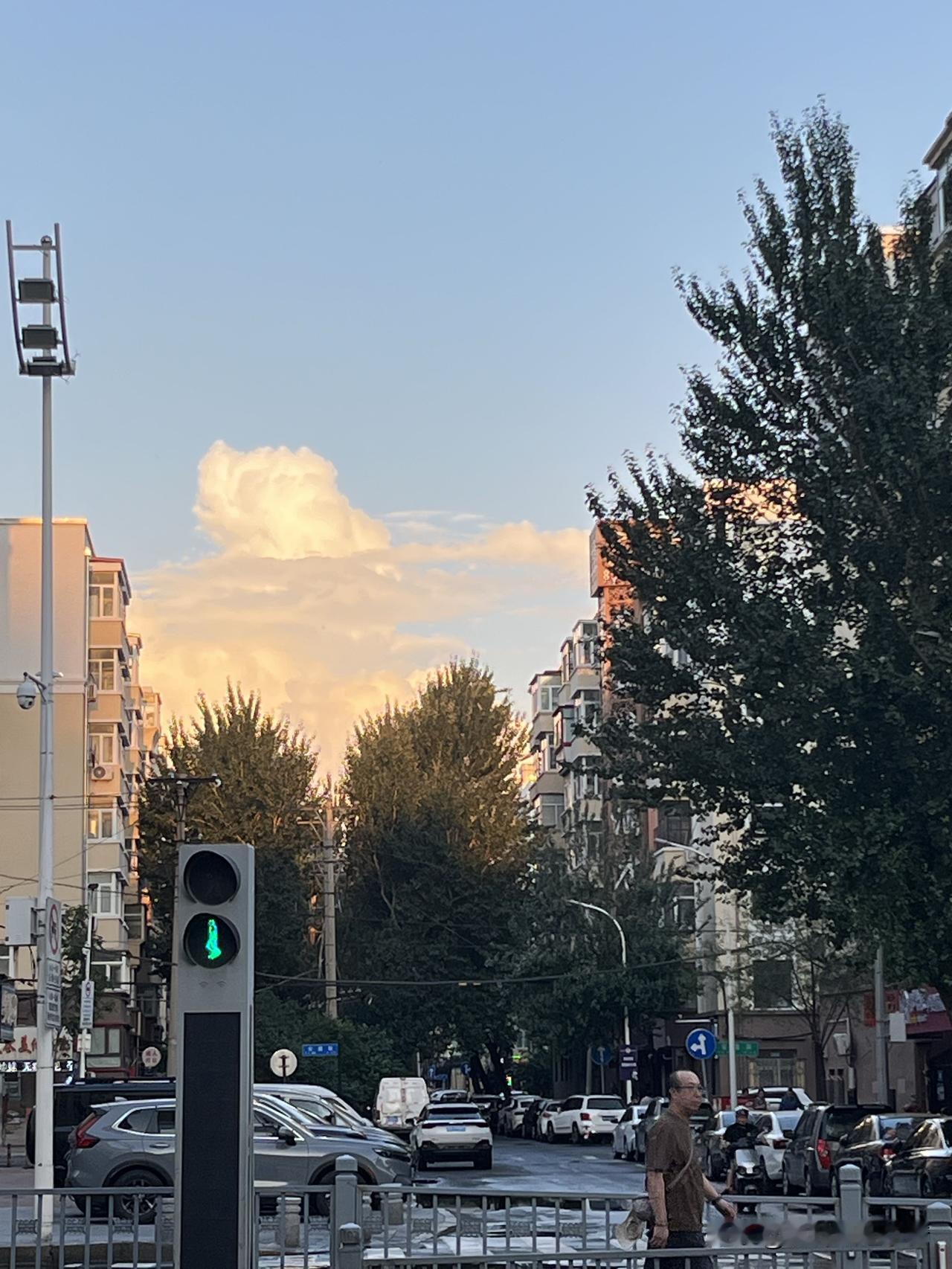 夕阳慢慢落下，晚霞绚丽多彩，仿佛天空在燃烧着生命的火花。