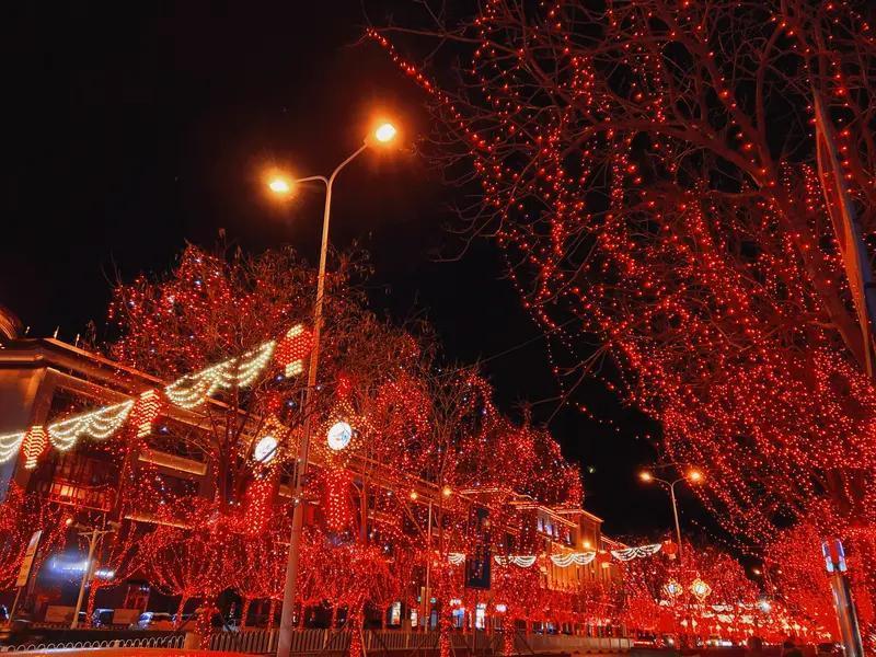 上句：张灯结彩送旧岁，盼请下联锣鼓喧天迎新年