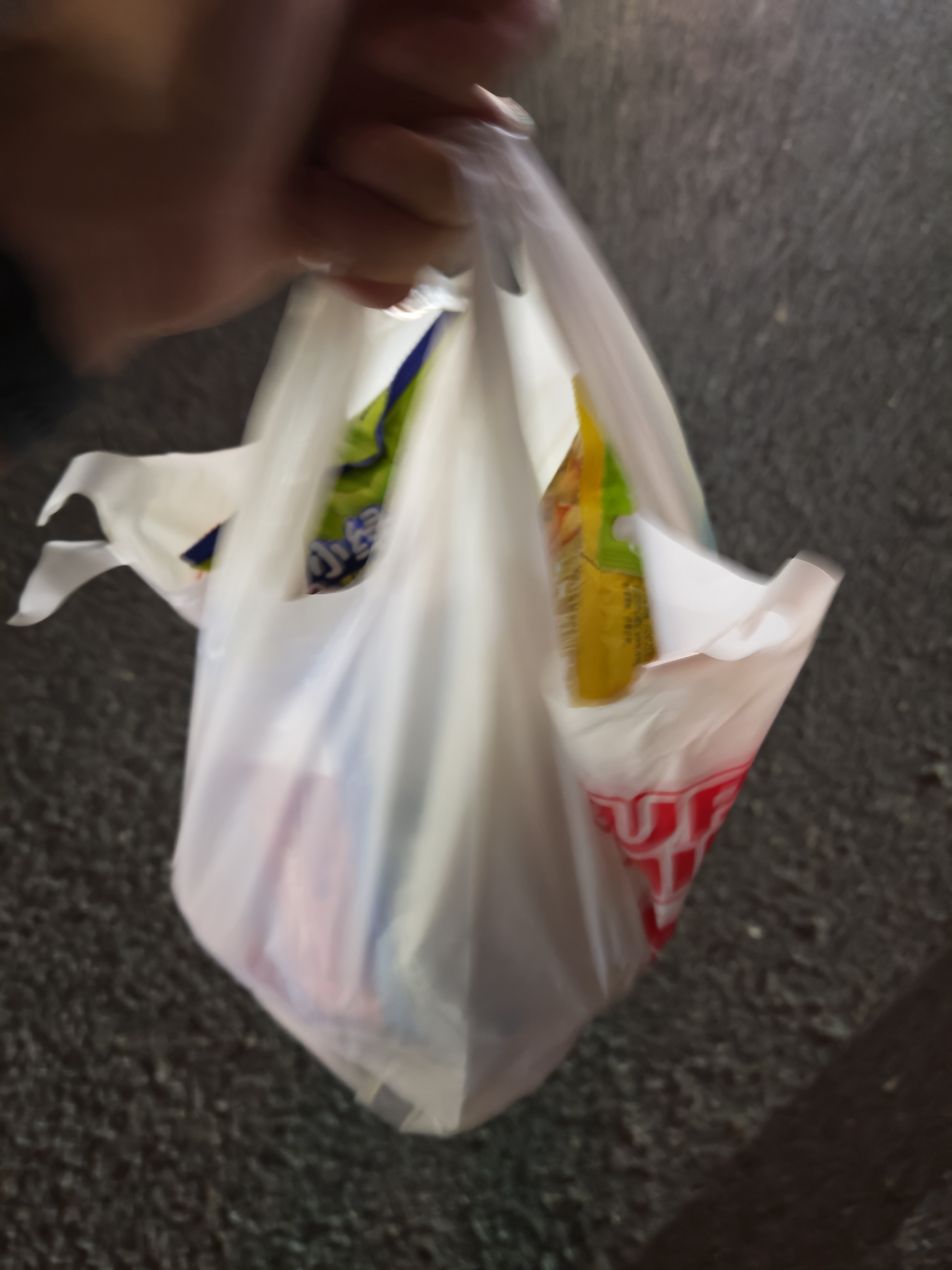 每天都要买四五十块钱的零食……管它呢，开心就好啦 哦不包括水果，水果另算