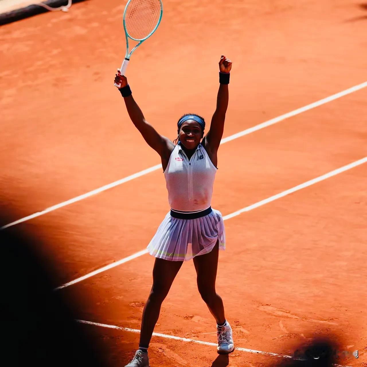 高芙女单、女双都打进法网四强！昨日她以4-6/6-2/6-3逆转贾玲，顺利晋级女