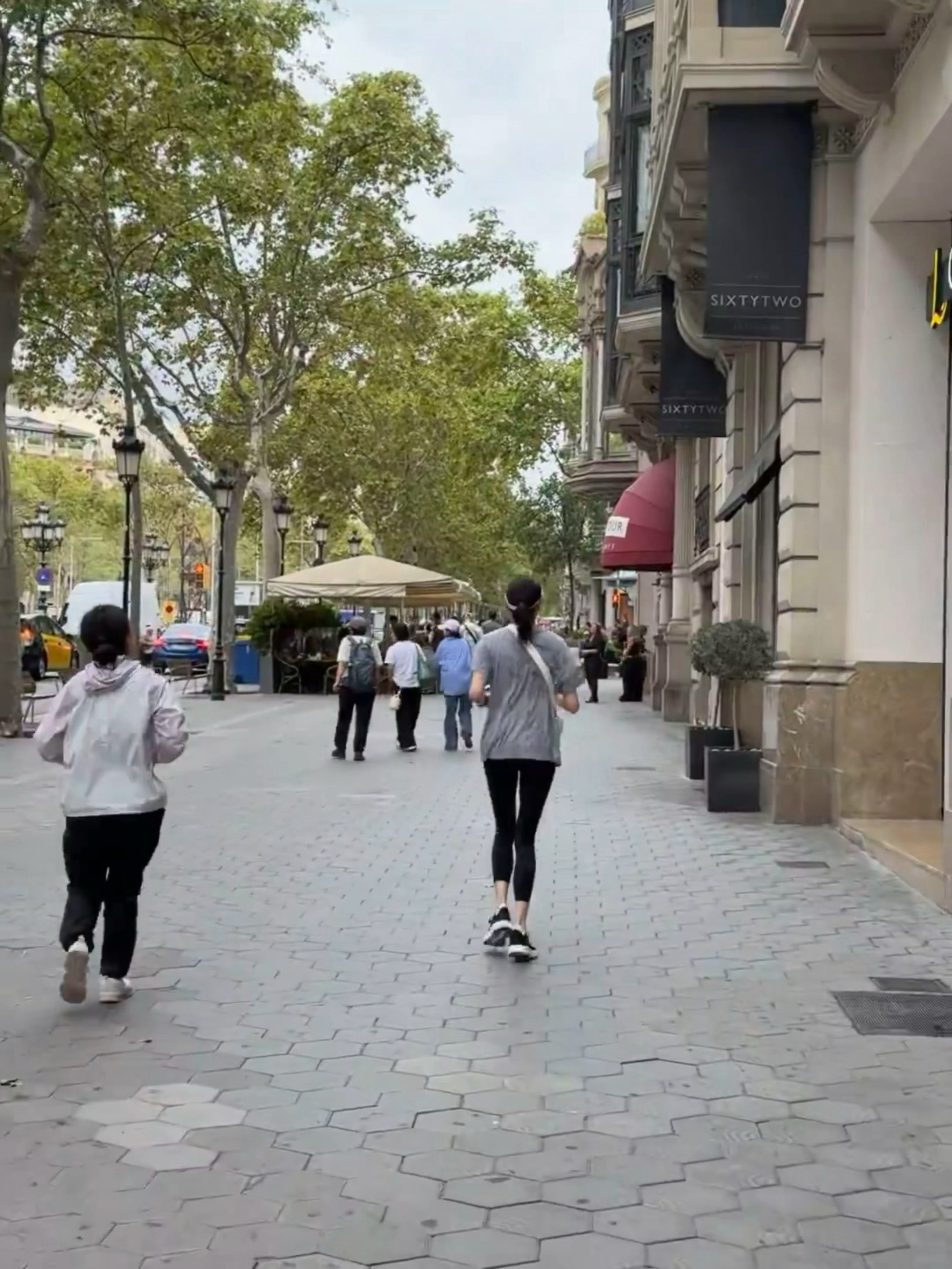 在巴塞偶遇关晓彤街头跑步[老师好]好自律 ​​​