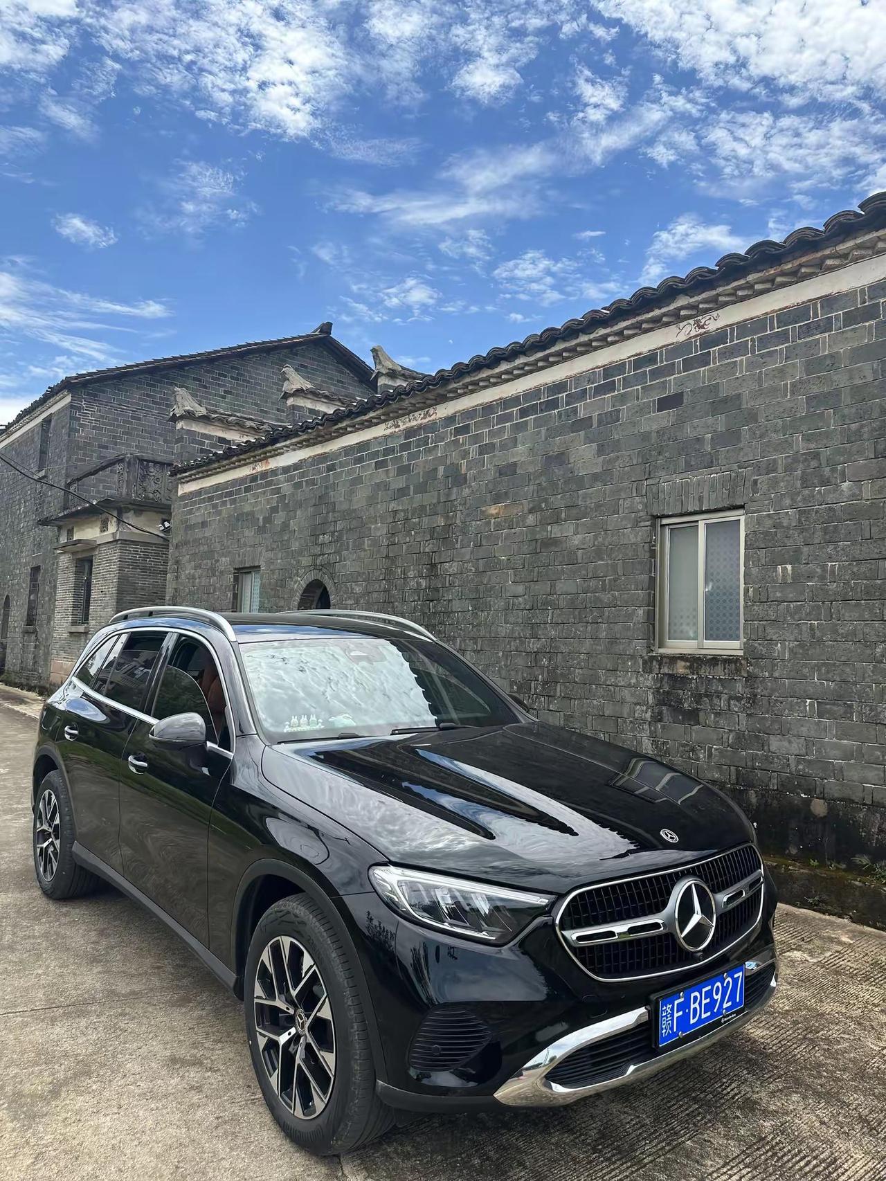 今天开车带奶奶回农村   奶奶开心的像一个小孩牵着快90岁的爷爷一边走一边说“大