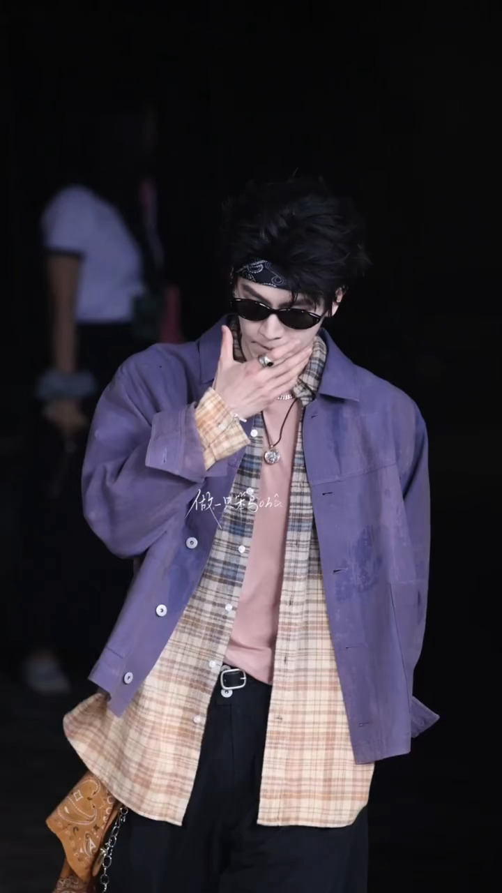 oi～哥哥准备准备上台打歌了！张凌赫发带墨镜叠穿造型张凌赫这身可以直接上台打歌了
