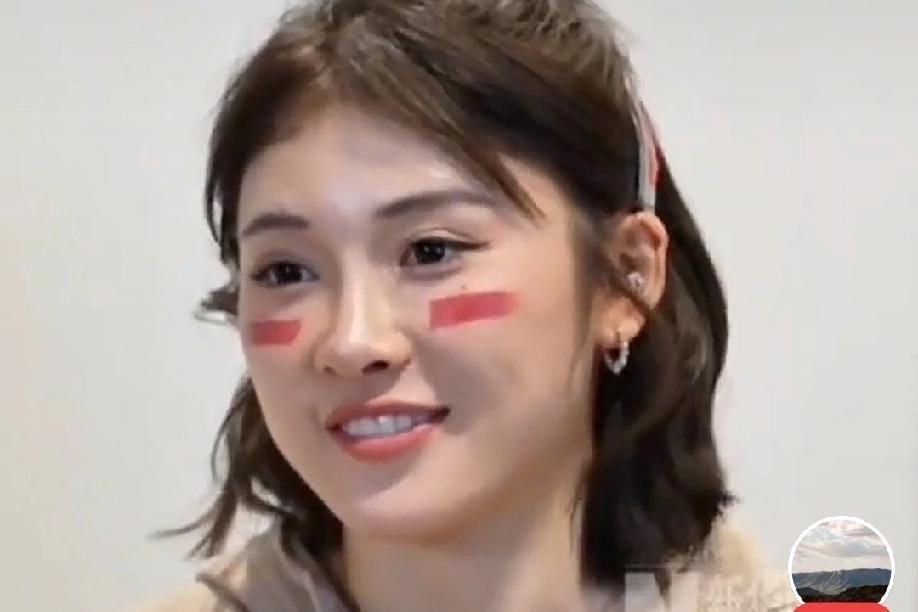 她站在领奖台上不是激动的喜极而泣而是不甘心屈居亚军难过的痛哭。
    她是最美