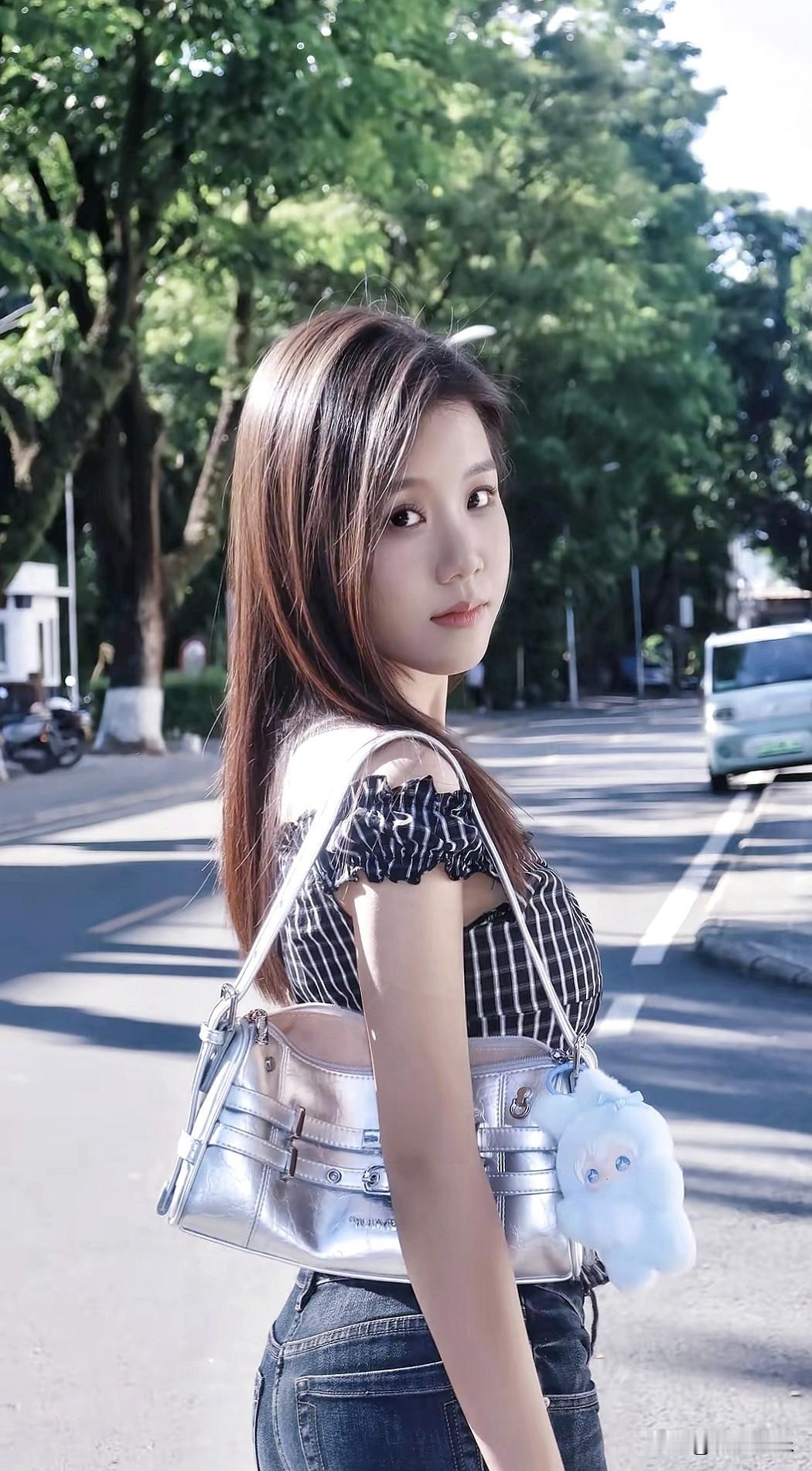 夏日街拍，清新甜美，背上海军风包包，元气满满！🌞👗👜  分享你的随手拍 分