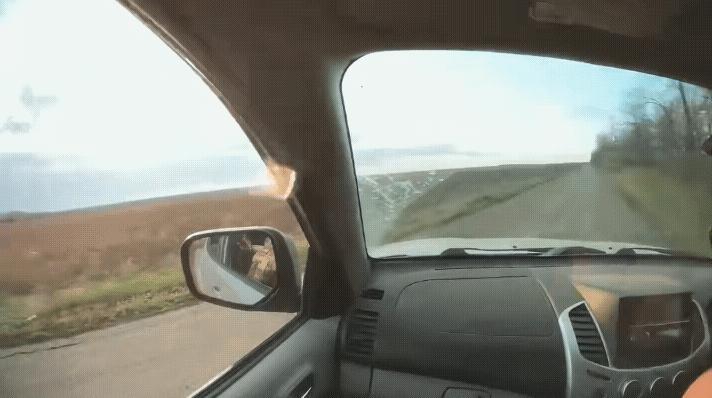 这四名乌军太幸运了，差点见不到明天的太阳。

四名乌军士兵开着皮卡车正在公路上行