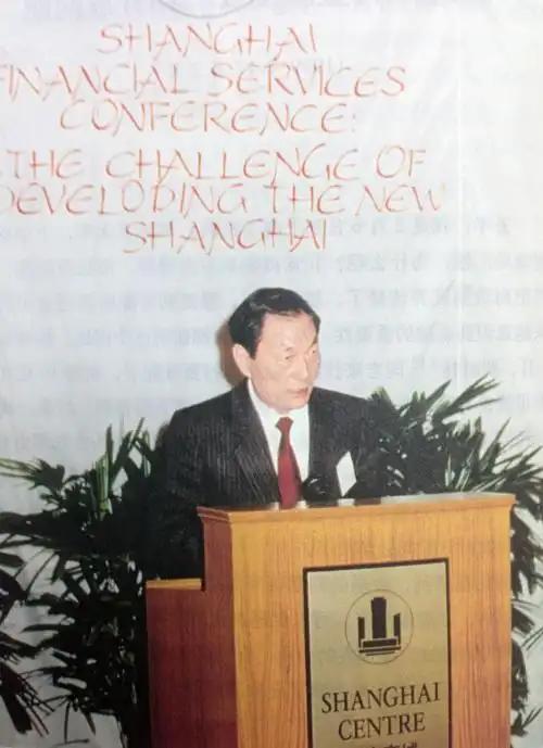 1999 年出访加拿大温哥华，在温哥华华侨华人午宴上，他主动增加环节，当众开口：