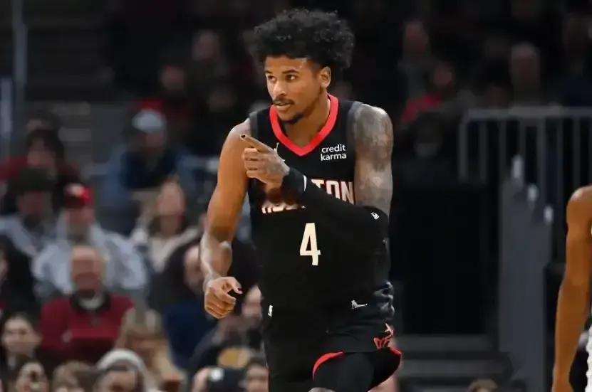 小史密斯打中锋后，火箭拿下六连胜，紧追勇士，格林狂砍42分。
第一，自从申京受伤