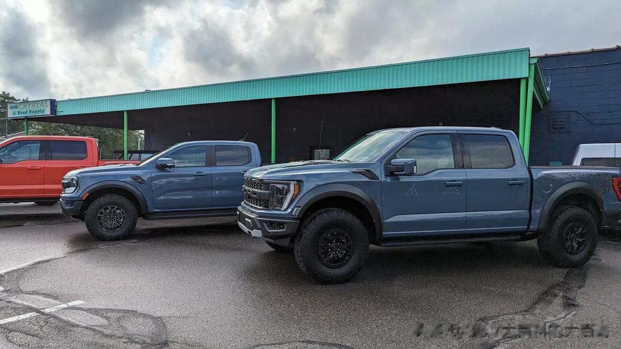 全新福特Ranger猛禽和F-150猛禽同框。Ranger在气势上竟然一点都不输