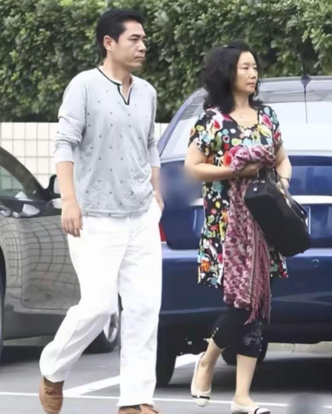陈宝国、赵奎娥杭州西湖聚餐照曝光！
有网友在西湖某餐厅偶遇张宝国夫妻俩，没想到结