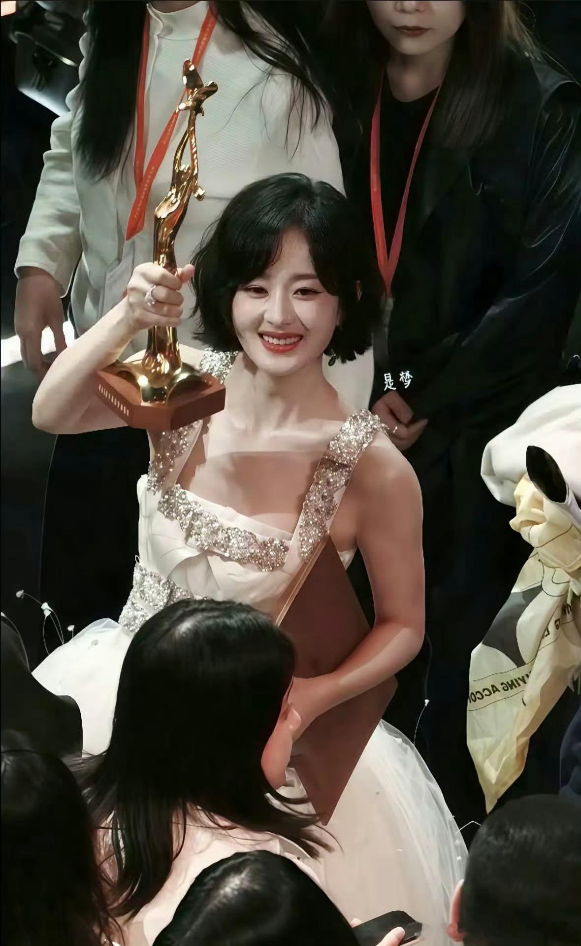 赵丽颖赵丽颖出道二十周年 赵丽颖 希望你在流言四起的世界里熠熠生辉，做那个不被定