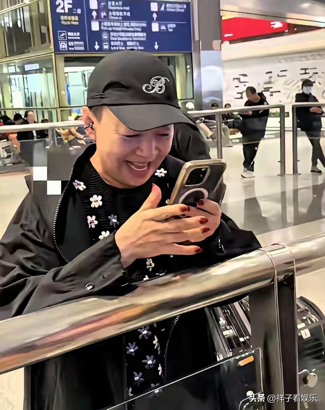 65岁的“白云”宋丹丹退休后的生活，远比小品更精彩。3月2日，结束国外度假的宋丹