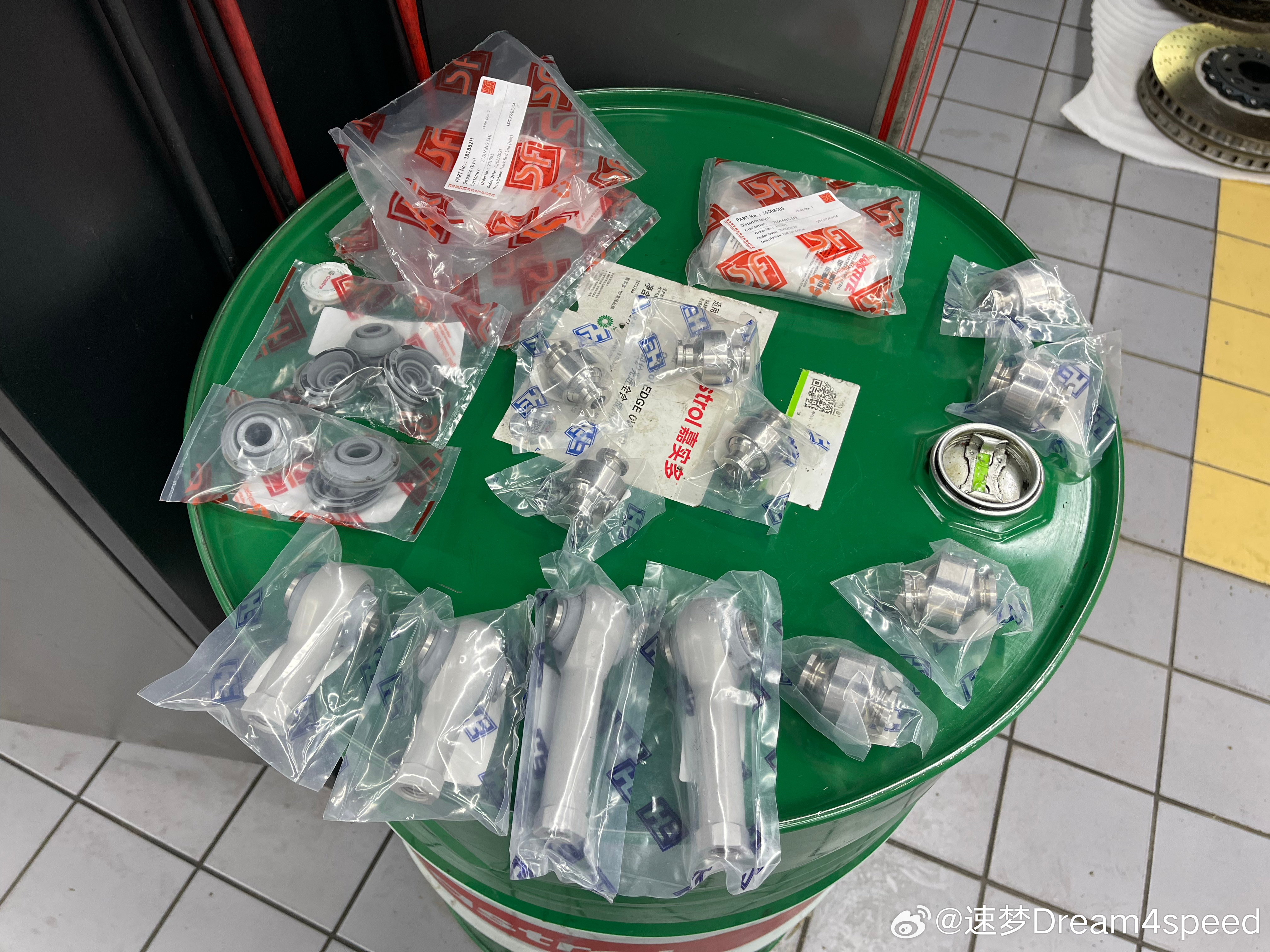 Hill Engineering的摆臂鱼眼球头+束角拉杆都换好了，轮子不再松动，