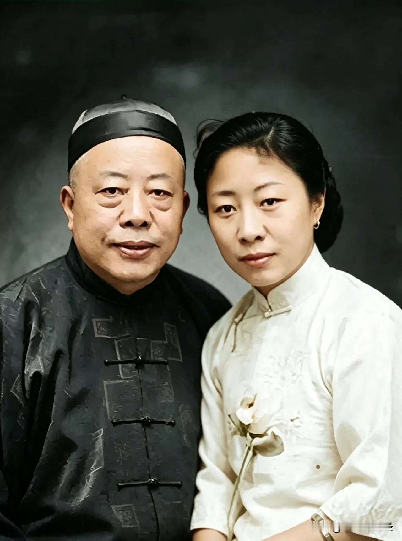 1922年，53岁上海滩大佬黄金荣，强娶年仅24岁的京剧名伶露兰春。

新婚夜，