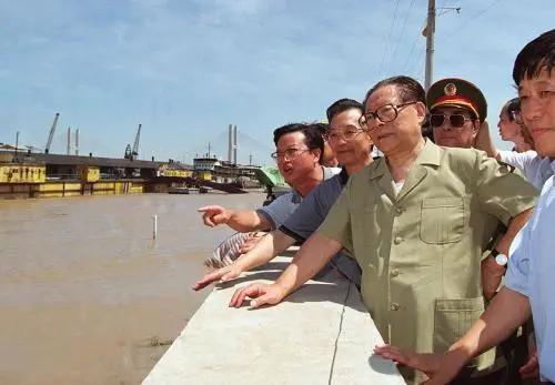 2000年9月28日，江泽民同志看到了有关部门打算拍摄《江上青》电视连续剧的一些