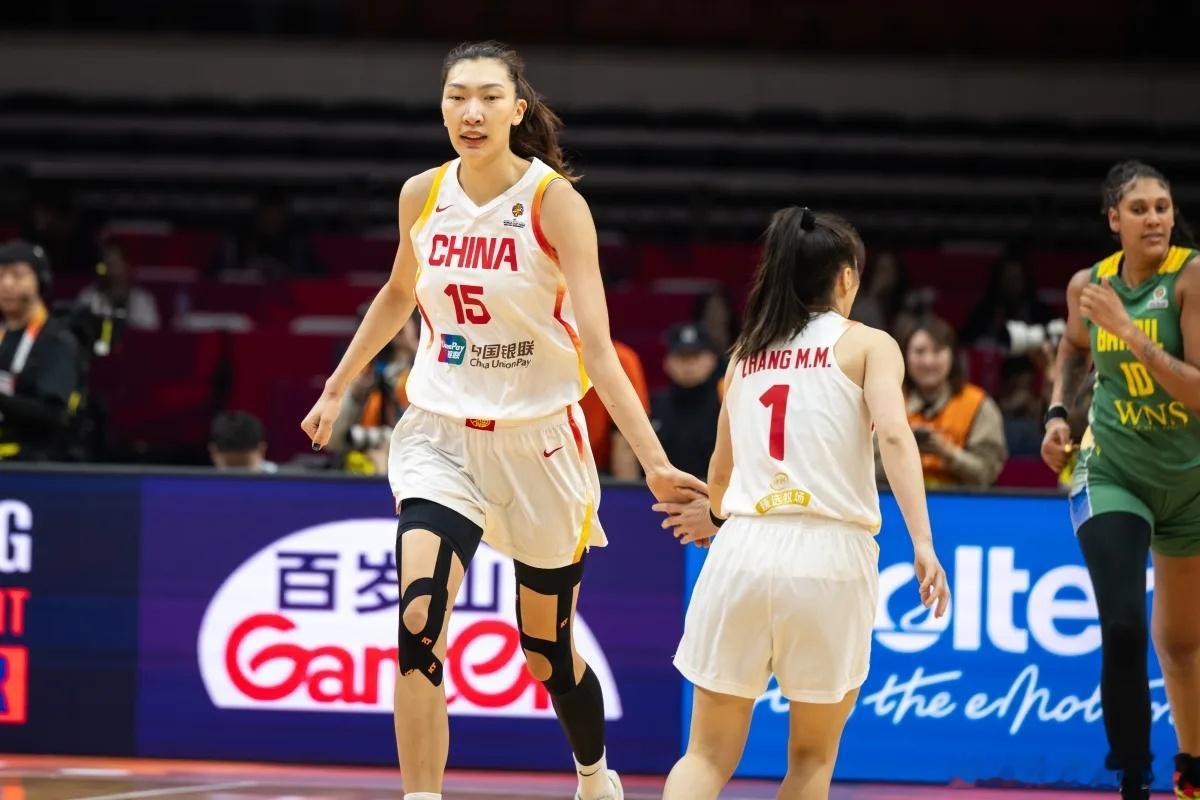 中国女篮连续12届晋级世界杯正赛，但五场资格赛下来，亮点和问题并存。张子宇虽然场