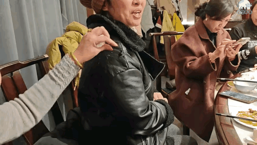 本来人家衣服只是有一点裂纹，黑色的衣服还在肩膀后面，完全是不太惹人注意的，这女的