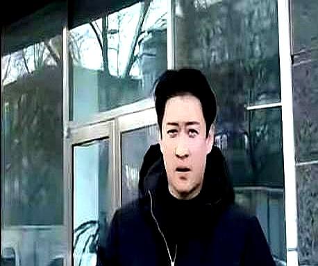 曹云金晒的那碗齐齐哈尔油泼面，热度直接压过德云社30周年封箱演出。
你敢信他现