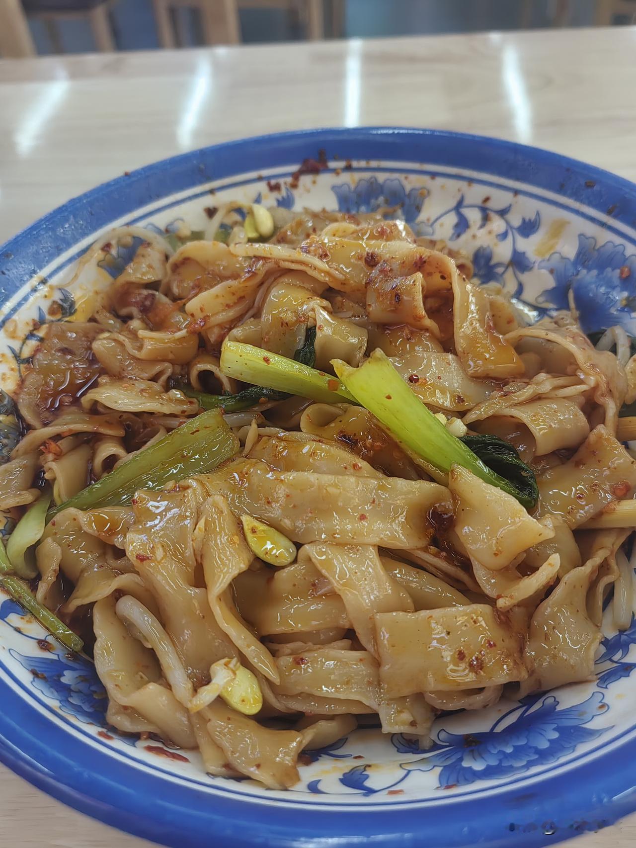 我在一个地方吃了个油泼面。22块。这是贵了还是便宜？陕西味道油泼面 宽面油泼面 