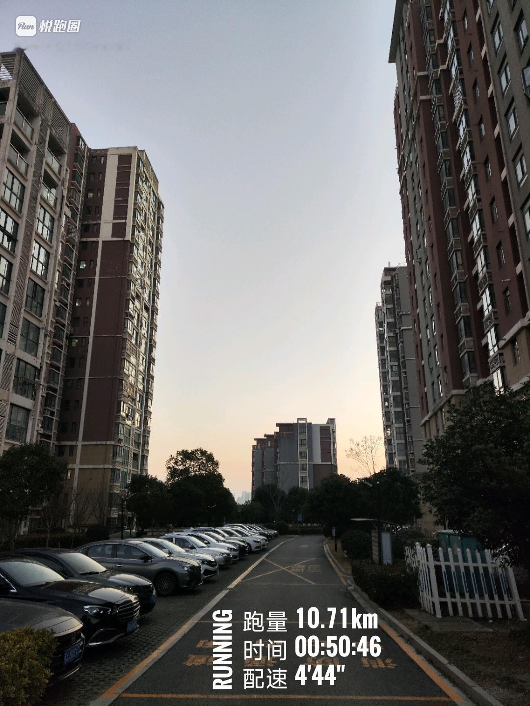 同学们早ﾉ☀拉一下冷风配速闫学晶的房子大吗？听说塌了，建议去延安插队，看看主席在