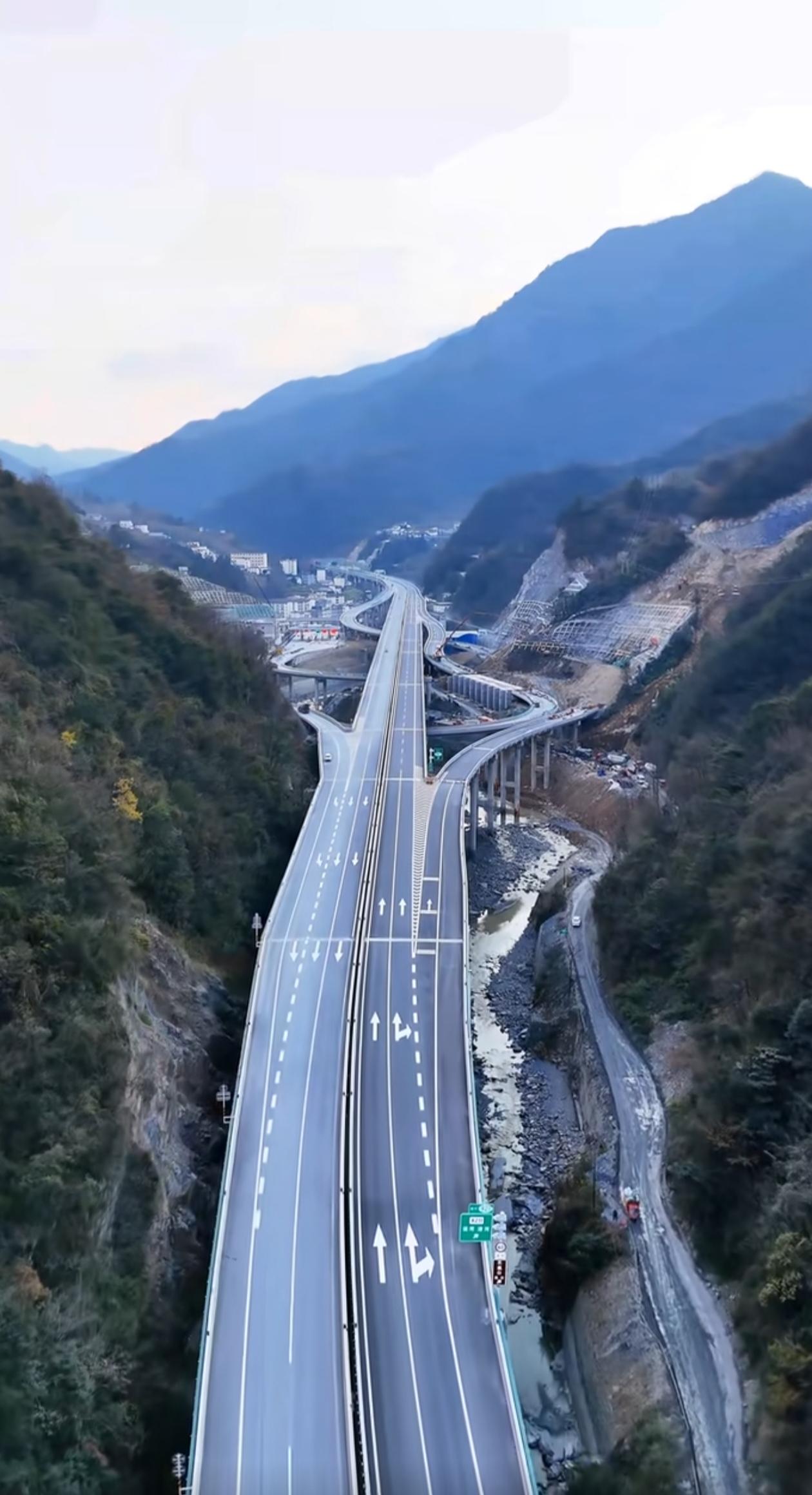 定了，银百高速城口到岚皋段12月25日通车，断头高速路打通了，作为圣诞元旦贺礼，