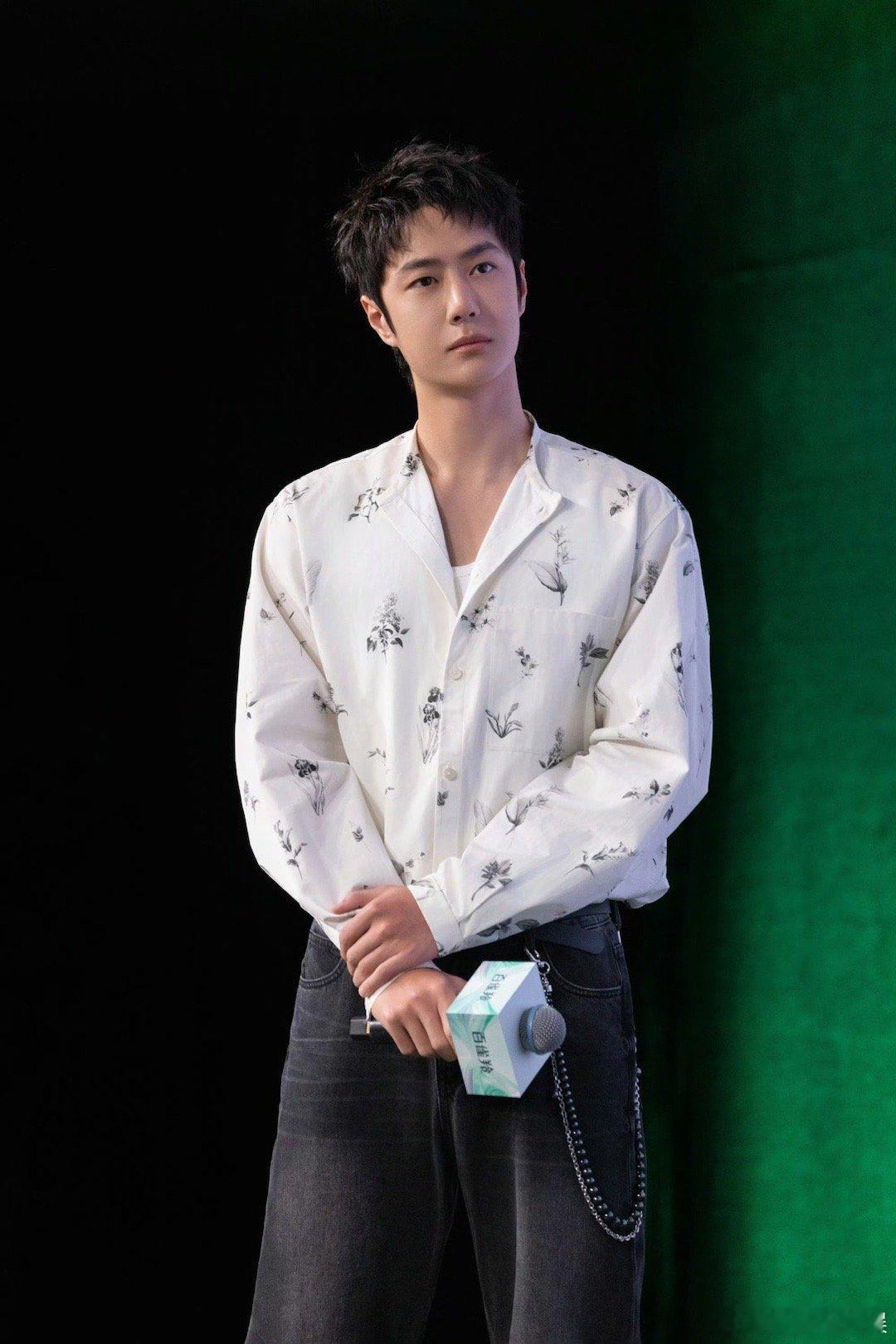 #王一博[超话]##王一博印花衬衫清爽感#真的太喜欢这个衬衫了，而且我觉得清清爽