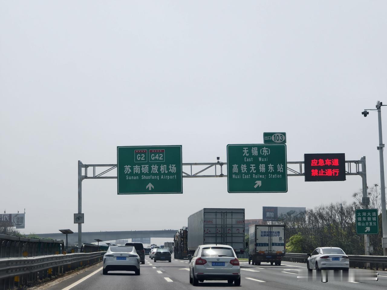 汽油涨价了，开车成本太高，可是路上的车不见少啊。

小长假第二天，在泸宁高速公路