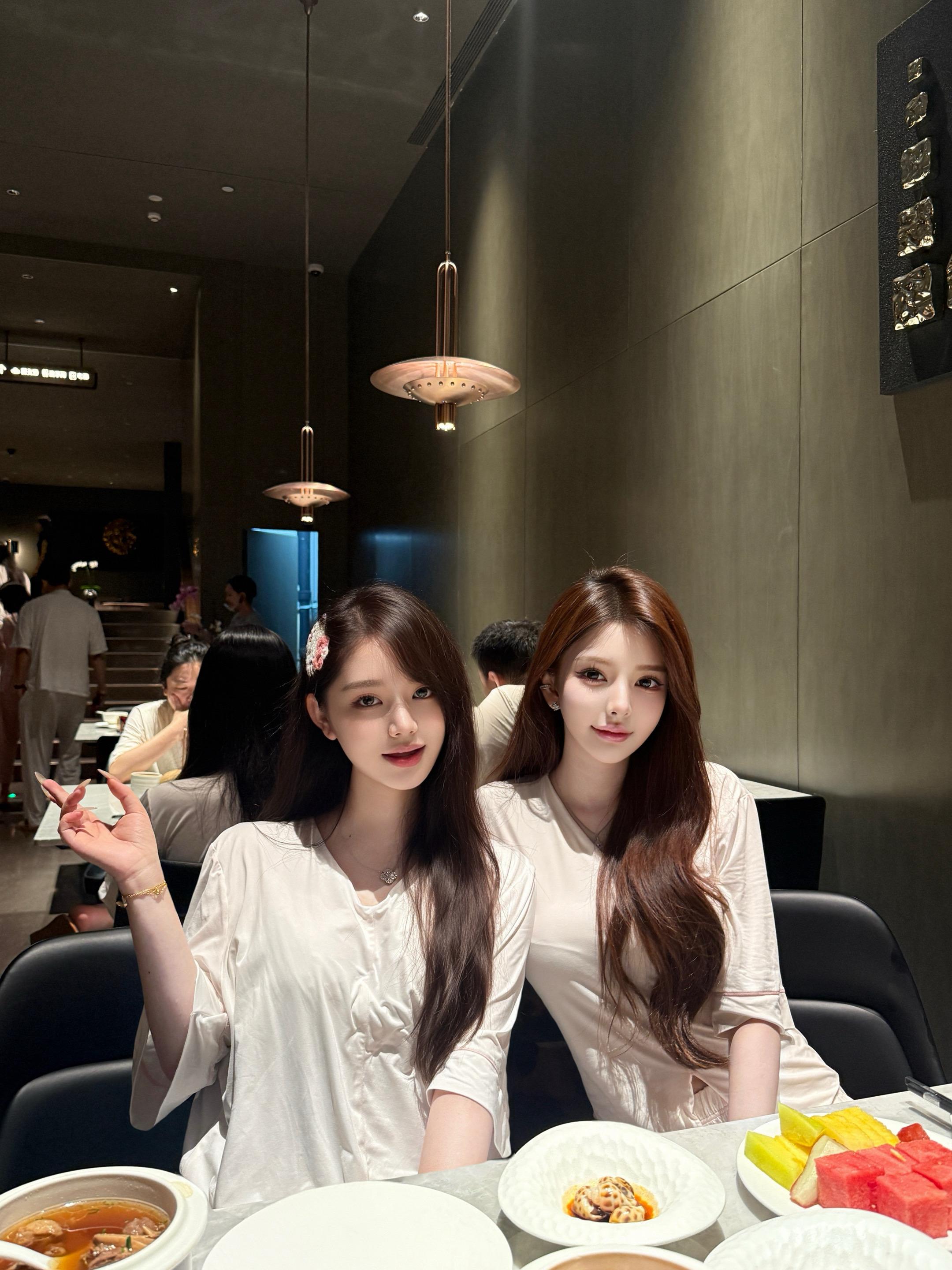 你的猪头靠左我的猪头靠右   形成了我们第一张照片