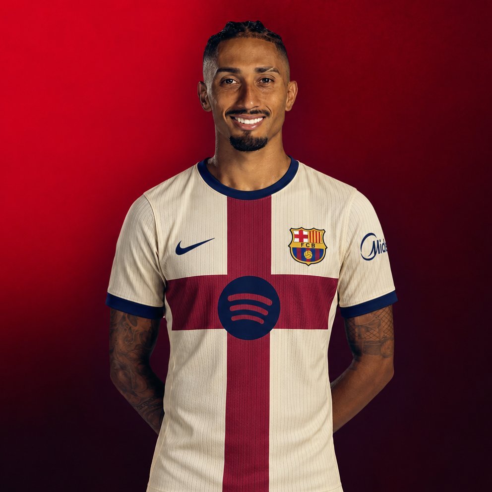 足球装备网：👕 预计巴塞罗那2026/27赛季第四球衣将于一月揭晓。球衣很可能
