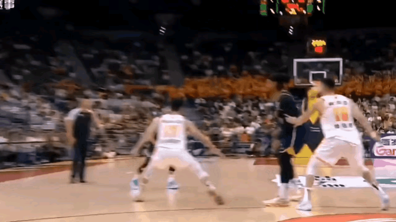 徐杰是很喜欢打一五挡拆的战术的，可惜现在的广东队用起来很勉强。
和萨林杰还可以，