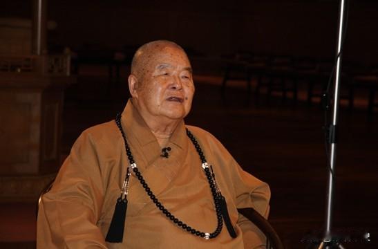 杨澜采访星云大师的时候，提出了一个尖锐的问题：“以前都说佛渡有缘人，现在变成了佛