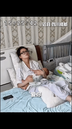 泪目了！女子唱着《世上只有妈妈好》哄娃时，突然想到去世的母亲，沉默良久后哽咽，眼