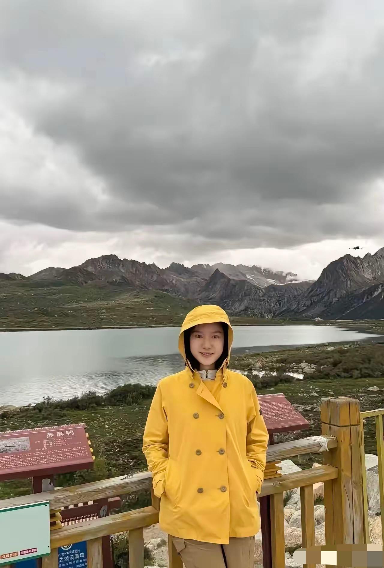 杨振宁遗孀翁帆现状：喜欢旅游、穿亮色衣服，终于像个年轻人了！

最近一组翁帆在新