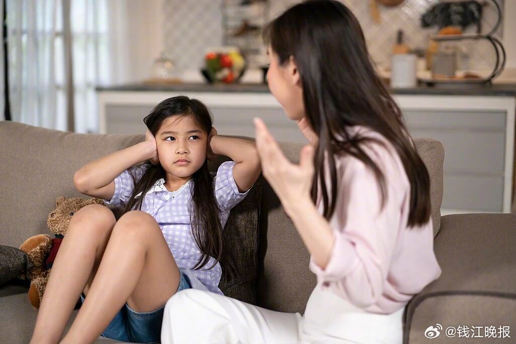 【#女儿一听住校就抹眼泪二胎妈妈焦虑#：家里还有个弟弟要管】这个夏天，杭州不少新