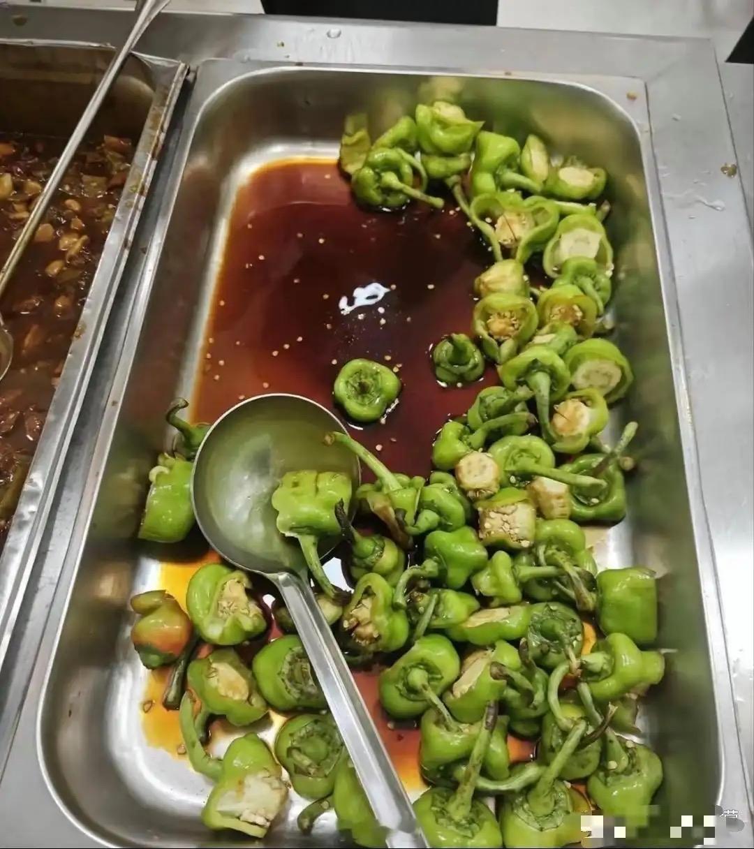 难怪同事们天天盼着上班，看咱公司食堂菜品就懂！腌青椒、卤核桃各种特色小菜应有尽有