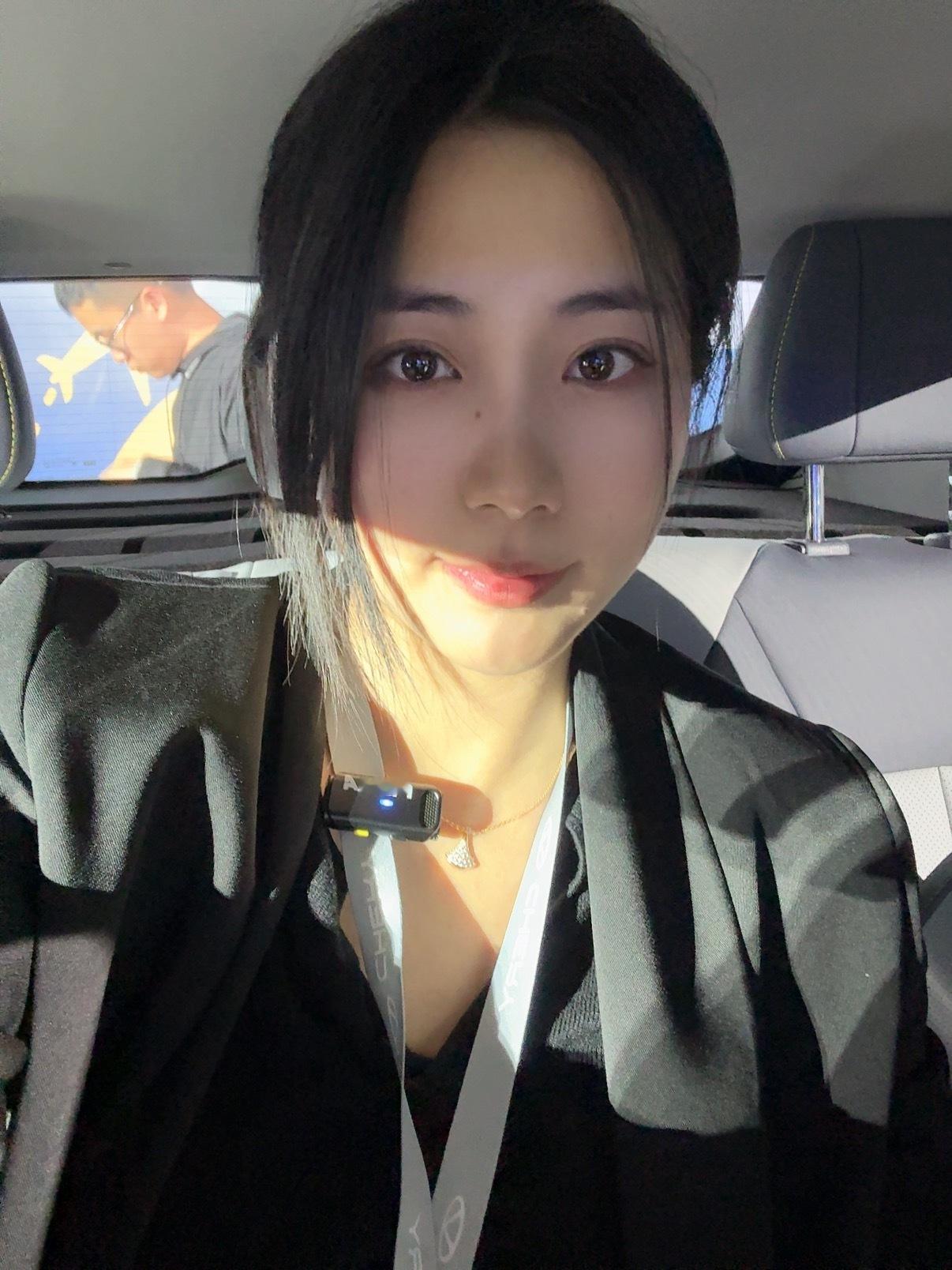 御姐 拍车的时候，突然觉得自己这一瞬间有点御姐范，赶紧拍下来 