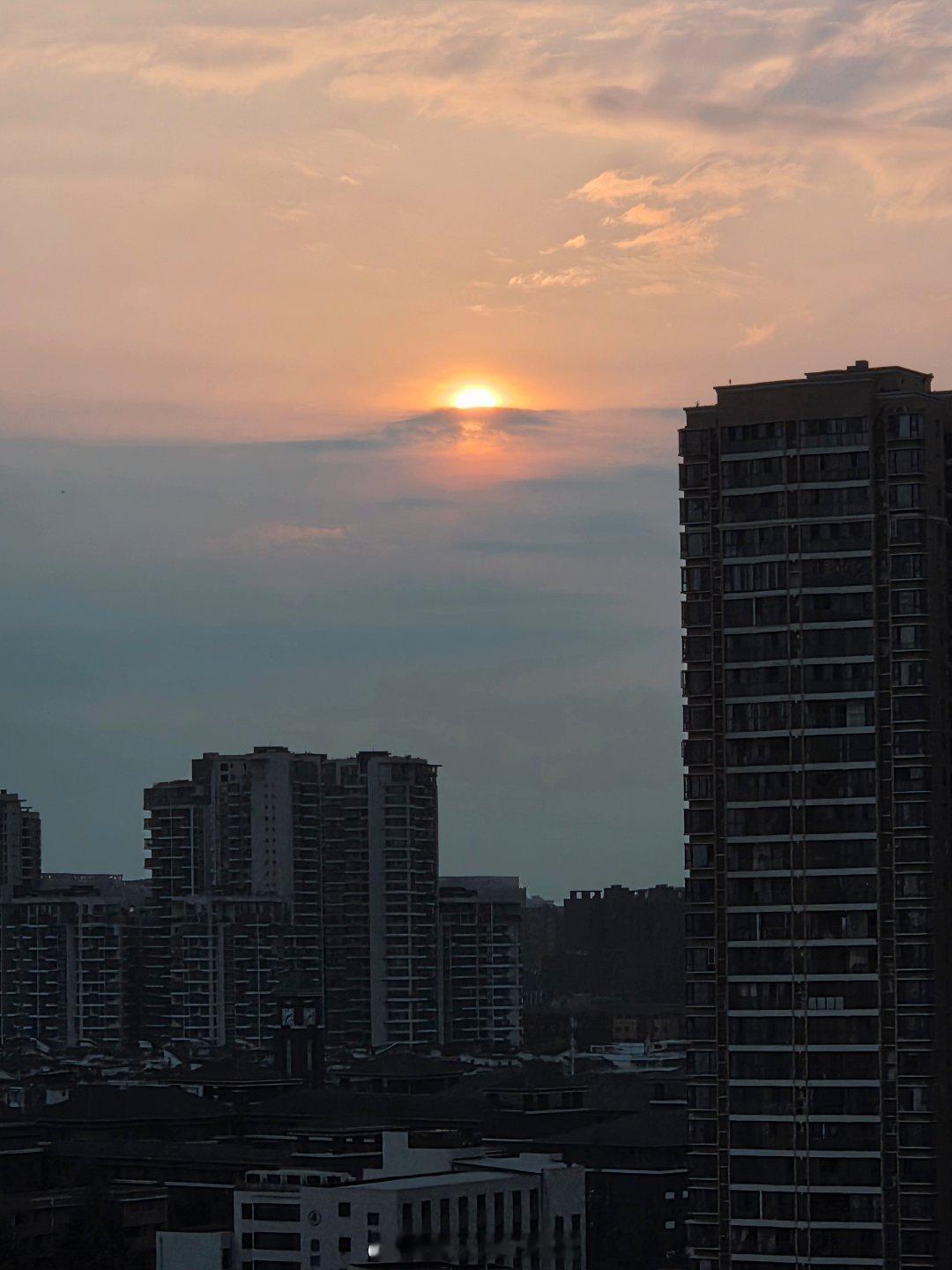 随手拍成都夕阳无限好这里是成都记录生活手机摄影爱好者夕阳。 成都·茶店子