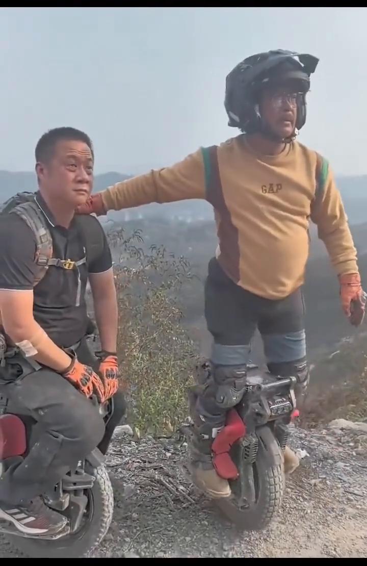 问一下，知道是先打个样，超陡坡。来喽，好紧张，好稳。